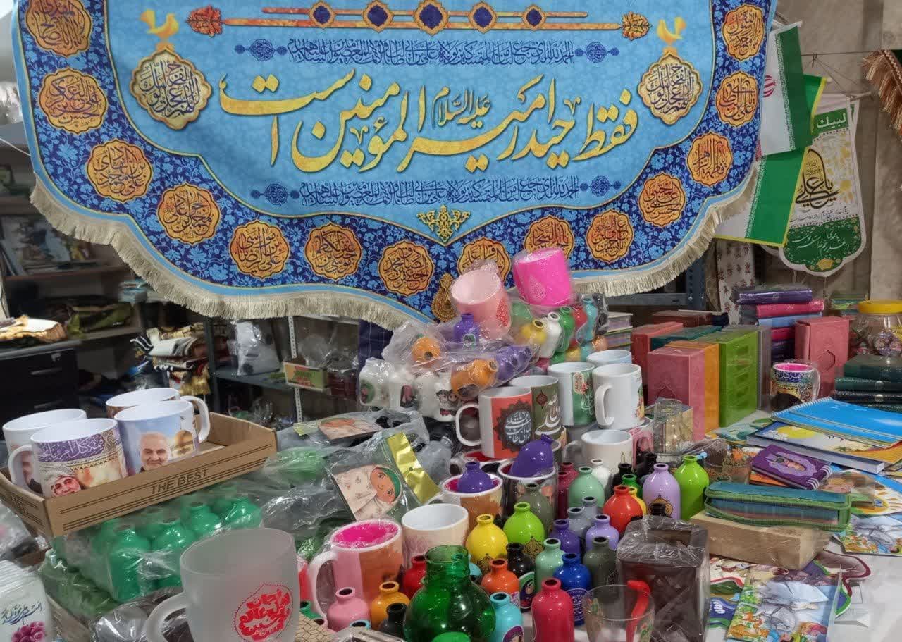 پرچم مخمل پشت منبری «فقط حیدر امیرالمومنین است» – جلوه‌ای باشکوه برای مراسم غدیر