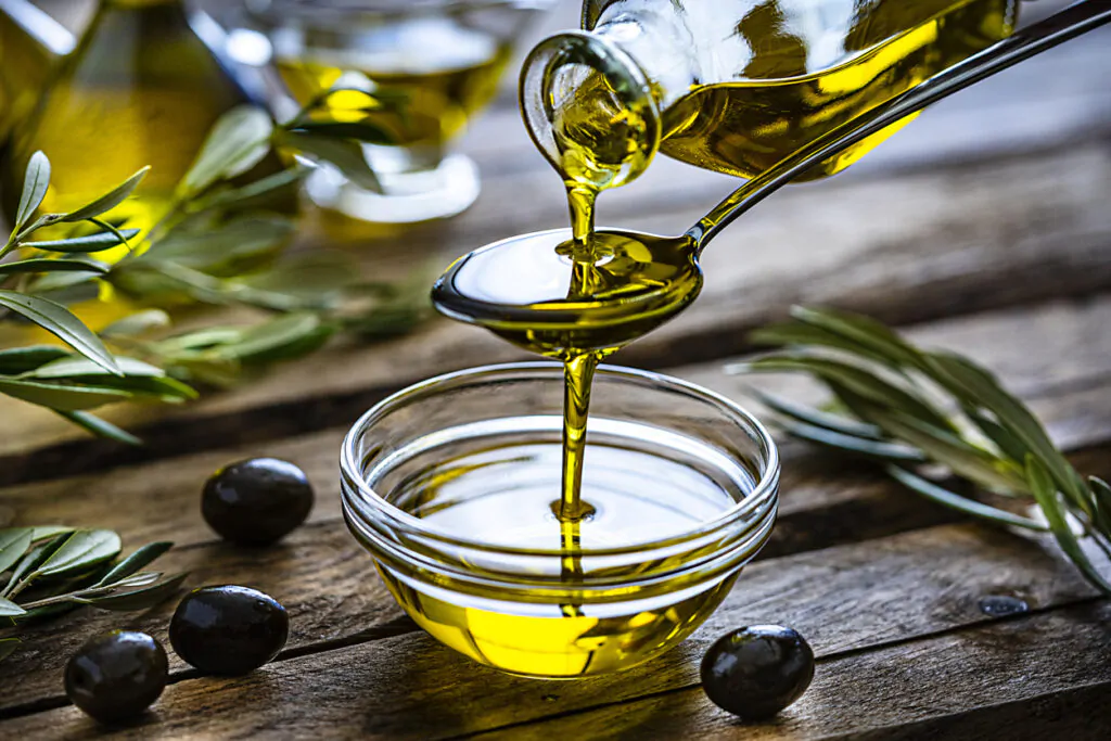 خرید روغن زیتون بکر نیم لیتر – منبع آنتی‌اکسیدان، چربی سالم و پیشگیری از بیماری‌ها